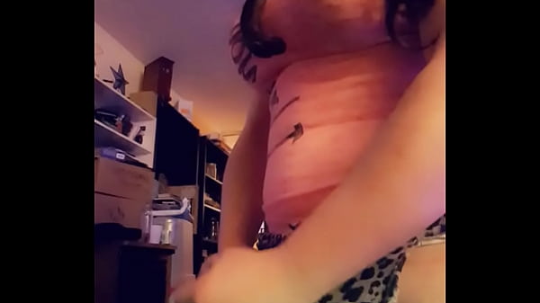 Amateur crossdresser cums with plug in