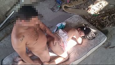 Fui limpar o quintal e meu padastro veio atr&aacutes