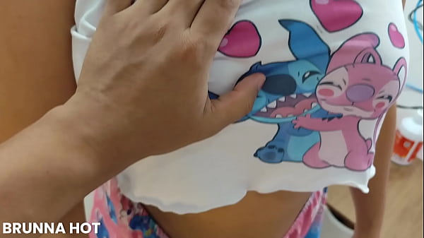 Play MP4 - Priminha novinha dormiu em casa e teve que pagar a estadia com boquete e liberar a bucetinha gostosa que eu gozei inteira