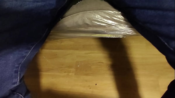 Play MP4 - Peeing in Living room