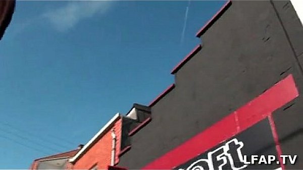 Belle mature montre ses beaux gros seins dans un sexshop 