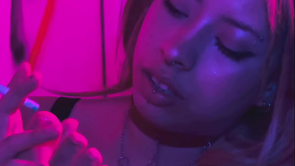 Nonton Even When I'm Smoking I Can't Stop Worshiping Your Feet thumbnail