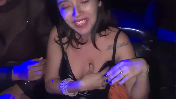 Baixinha, Magrinha E Novinha Sentado E Rebolando No Pau Na Cabine Do Club De Swing thumbnail