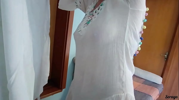 Madrasta arrumando a casa de vestido transparente sem calcinha