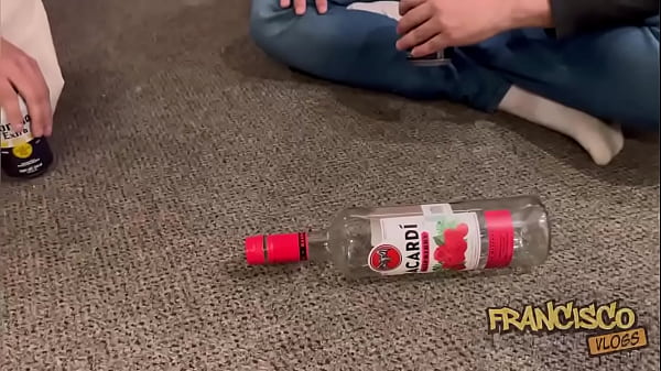 Play MP4 - Jugu&eacute; a la botella con mis amigos y acabamos cogiendo entre todos