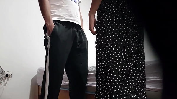 Esposa de mi hermano folla con condon