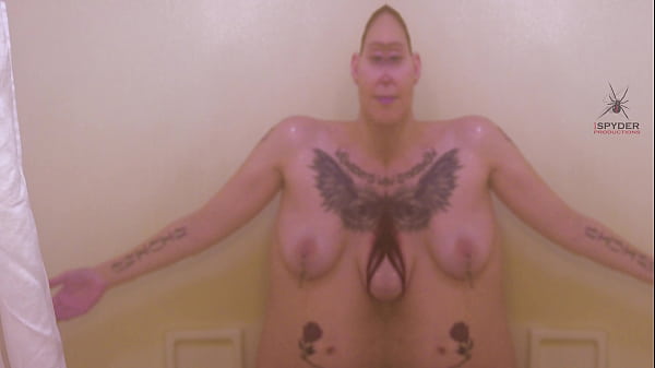 Haven moss gets wet and plays in shower 