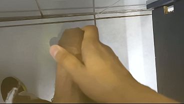 Punheta bem gostosa do corno no banheiro p&uacute_blico