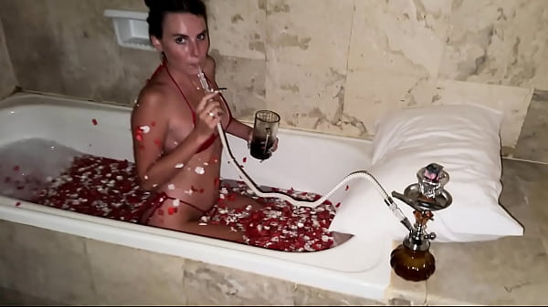 Nonton Intense Bath Sex With Rose Petals And Creamy Delight thumbnail