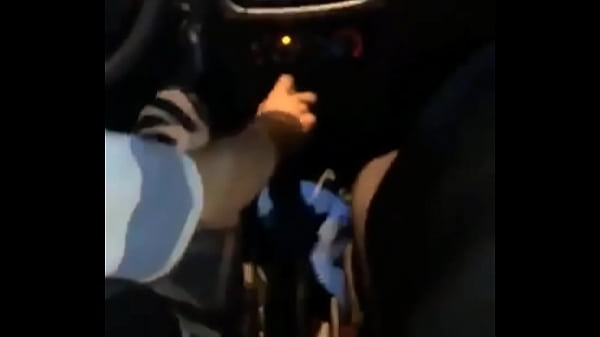 Duas novinhas fazendo putaria no uber