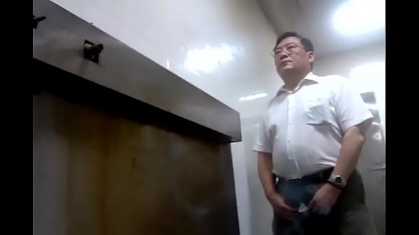 Play MP4 - Quay trộm bố gi&agrave; &dstrok;i vệ sinh