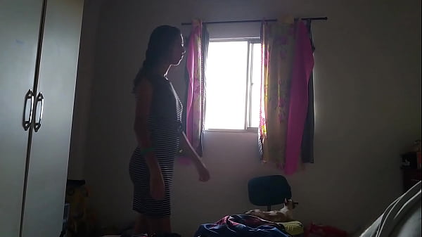 Linda trocando de roupa 