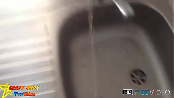 Play MP4 - Andy pisst in ein Sp&uuml;lbecken