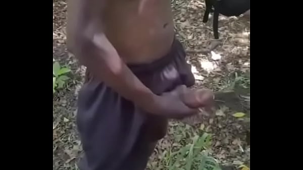 Play MP4 - Neg&atilde;o que tomava conta de carro na rua me fudeu gostoso no meu mato&comma; meteu a pica preta sem d&oacute;