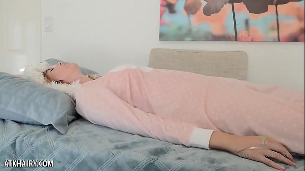 Nonton She Is Dreaming Of Your Long Cock thumbnail