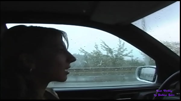 Play MP4 - Le lesbiche esibizioniste si divertono a toccarsi per strada in pubblico 1