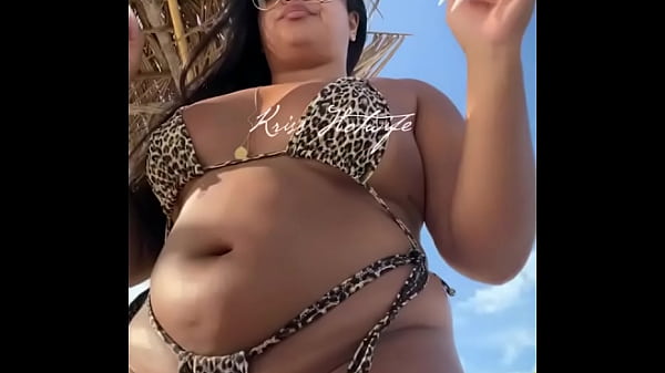 Play MP4 - Puta casada se exibindo na praia com biquini todo enfiado na bunda