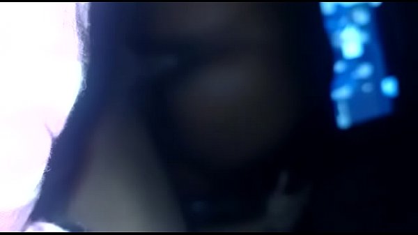 Morena maravilhosa mostrandocomo sentar