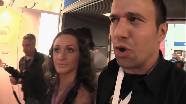 Porn Starlet Gets Fucked By Two Ors At Venus Exhibition - Pornostar Wird Auf Der Venus-ausstellung Von Zwei Besuchern Gefickt thumbnail