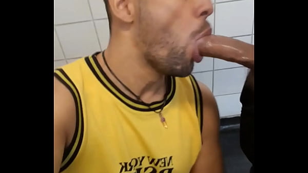 Esse Magrelo Gosta Muito De Comer Minha Bunda, Me Chama Para Entrar No Box E Tome Pica No Meu Cuzinho. thumbnail