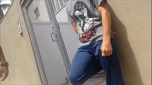 Play MP4 - Teen big bulge caught on street