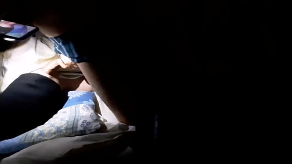 Play MP4 - Qued&oacute; grabado en c&aacute;mara de seguridad c&oacute;mo un joven entra al cuarto de su madrastra a media noche y le mete la polla en la boca