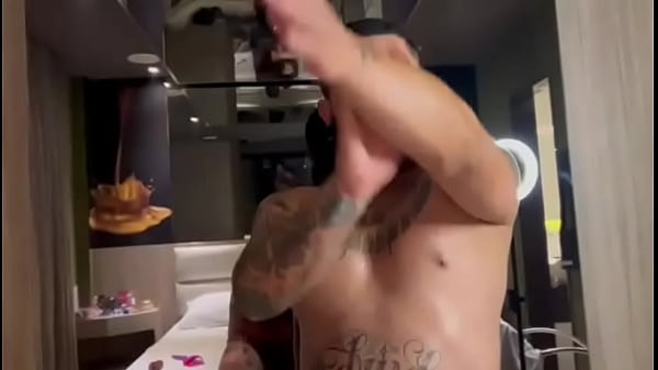 Minha esposa foi me filmar passando &oacute;leo e fiquei de rola dura firegreen2 