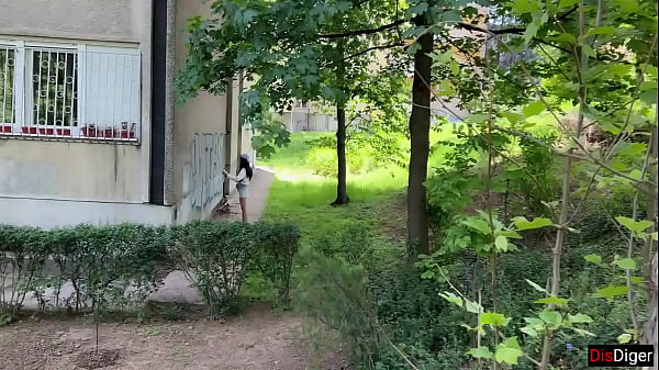 Nonton Public Sex In The Forest With A Hooligan Girl Painting Graffiti thumbnail