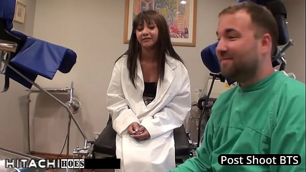 Problematic teenage eliza shields has multiple orgasms while undergoing therapy at doctor tampa's gloved hands using a magicwand