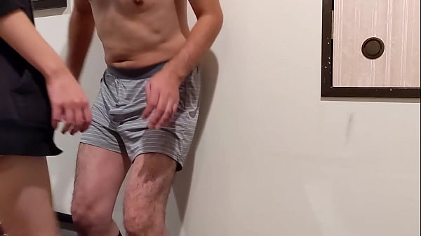 Play MP4 - 【亀頭折檻】笑いながらM男の亀頭を強く叩いたりパンチして遊ぶ女S！