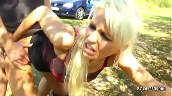 Geile Deutsche Hure direkt auf dem Waldweg durchgefickt 