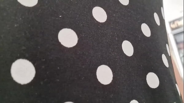 La tua sporca sorellastra si_filma mentre piscia nei bagni_dei bar e nelle stazioni