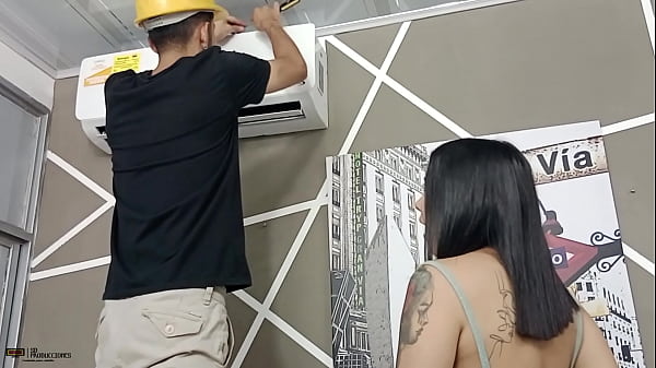 Play MP4 - Estoy muy cachonda quiero follar as&iacute; que llamo al t&eacute;cnico de aires acondicionados y lo seduzco para follarlo HISTORIA COMPLETA