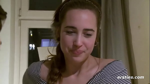 Play MP4 - Ersties&colon; Birgit und Effie treffen sich zu einem romantischen Abendessen mit scharfen Zutaten