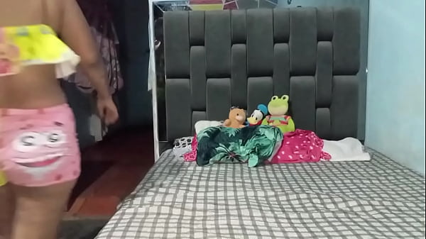 Play MP4 - entre mas nos extra&ntilde;amos mas son las ganas de follar&comma; tuve sexo l&eacute;sbico con mi mejor amiga