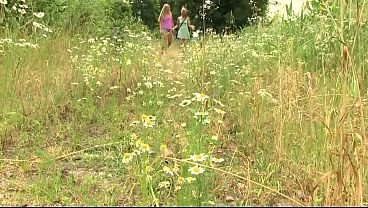 Nonton Sweet Teen Cuties Have A Roll In The Corn thumbnail