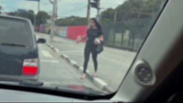 Chamamos a menina vendedora de bala do Farol ! Pra ser atriz pornô_ e foder gostoso dentro do nosso carro ! A novinha de 19 anos aceito e fodemos gostoso ela até_ ela gozar gostoso