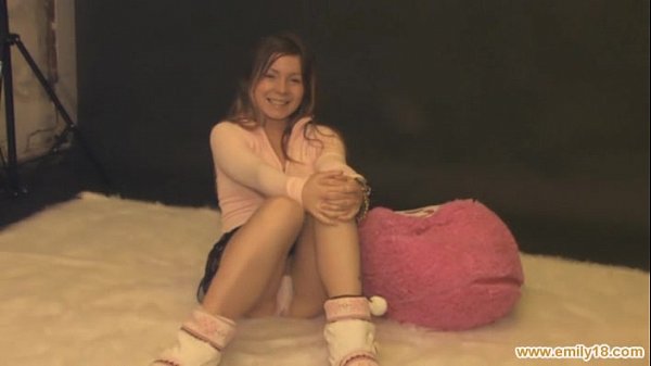 Play MP4 - Tempting teen in pink hoodie