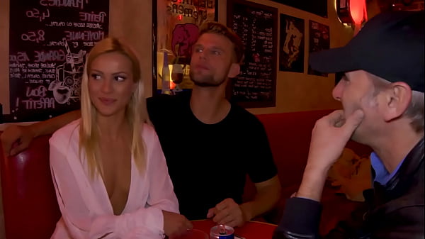 Cherry Kiss_blonde très coquine aime la baise