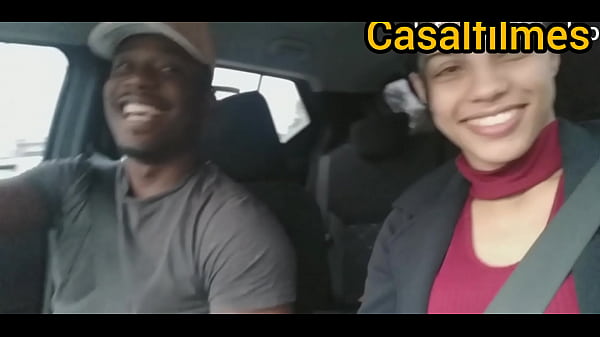 Play MP4 - Casal dentro do carro o marido bota a esposa pra mamar e toma leitinho