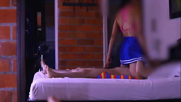 La madrastra y el estudiante compartieron una_sonrisa_traviesa en el pasillo