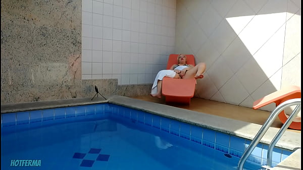 Homem v&ecirc; a esposa do vizinho se masturbando e vai oferecer ajuda