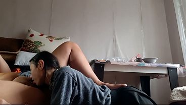 I give my girlfriend a head massage while she sucks, kisses, and licks my pussy
