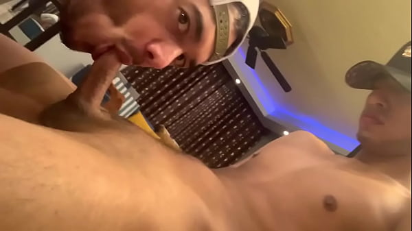 guys gets a bit of head &acute_tease video