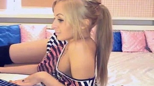 Nonton Busty Blonde Teen Masturbating On Webcam thumbnail