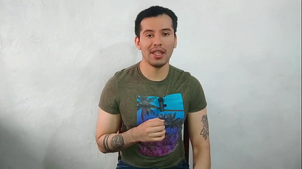 Hombre musculoso_albañil_vergon_de 20cm_preña a_pelo el_culo de_un ejecutivo bancario en un cine porno_Relato sexual