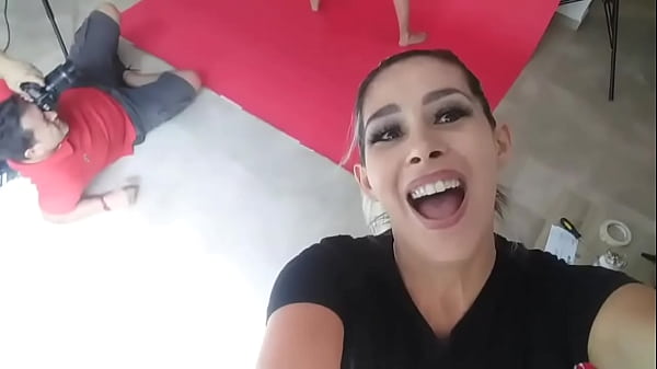 Aqu&iacute; trabajando andamos con sofia joseph debut en mundoxoficialphotos gustavomorreyra