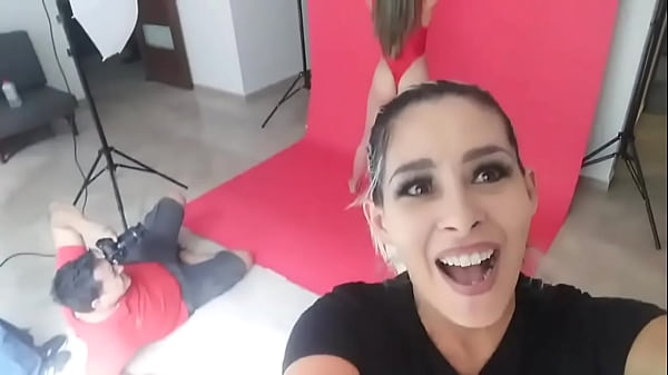 Aqu&iacute; trabajando andamos con sofia joseph debut en mundoxoficialphotos gustavomorreyra