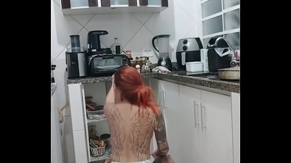 A Safada Rachell Miranda limpando a cozinha de_sainha sem_calcinha