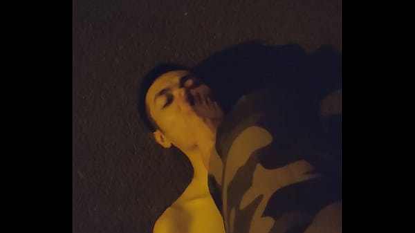 小哥哥路中间全裸被调教露脸 